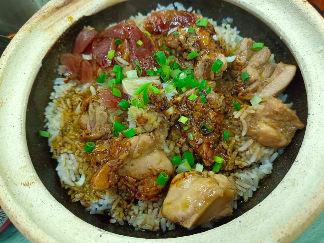 瓦煲鸡饭 Claypot Chicken Rice (Chicken, Sausage, Salted Fish)